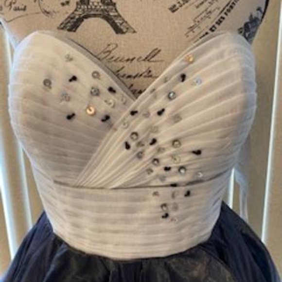 *CLEARANCE* FLIRTY NAVY/WHITE 0EMBELLISHED SHORT FORMAL DRESS SIZE 10 - Picture 1 of 4